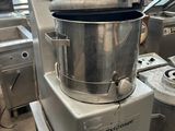 une machine posée sur une table