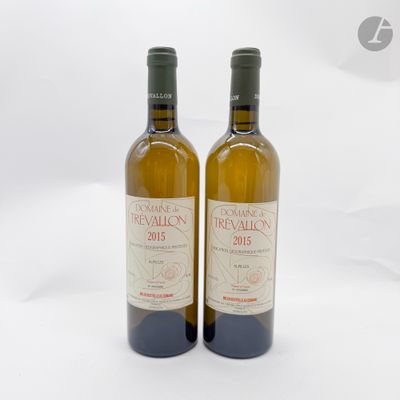 deux bouteilles de vin posées l'une à côté de l'autre sur une surface blanche