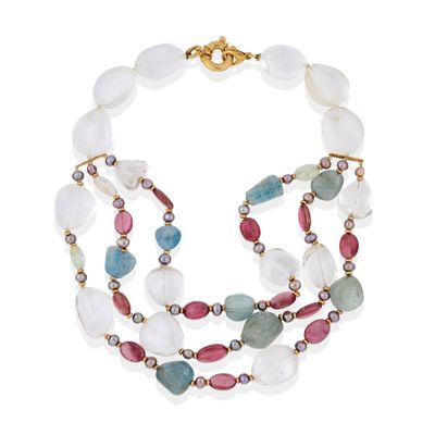 un gros plan d'un collier composé de perles multicolores sur fond blanc