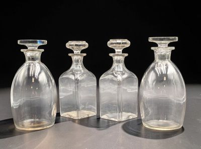 Réunion de deux paires de carafes, l'une de forme ovoïde (H.