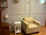 une chaise et une table dans une pièce aux murs blancs