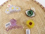 plusieurs objets posés sur une table