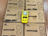 quatre cartons contenant des appareils électroniques sont empilés les uns sur les autres