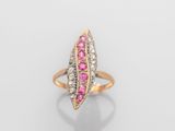 une bague en saphir rose et diamant