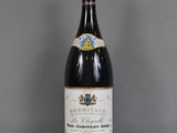 une bouteille de vin posée sur une table