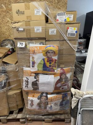 une pile de cartons et de bagages posée par terre