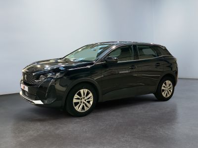 Le SUV noir est garé dans une pièce aux murs blancs.