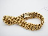un bracelet en chaîne d'or muni d'un fermoir