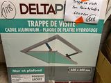 une boîte de « Delta Trape De Vise » posée par terre
