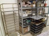 une étagère métallique sur laquelle sont posés de nombreux objets