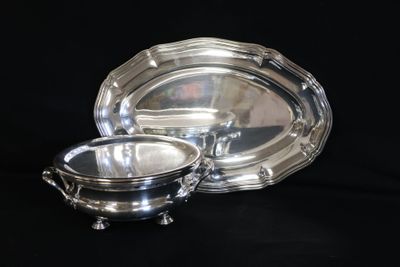deux assiettes plaquées argent et un bol sur fond noir