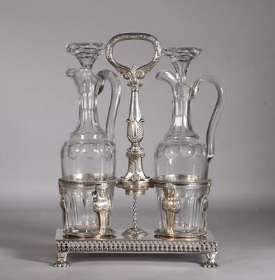 trois vases en verre posés sur un socle en argent