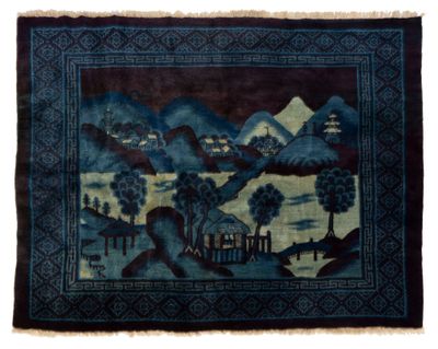 un tapis bleu et noir orné d'un paysage de montagne