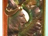 une plaque métallique ornée d'un nœud, accrochée au mur