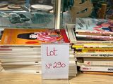 de nombreux livres exposés dans une vitrine