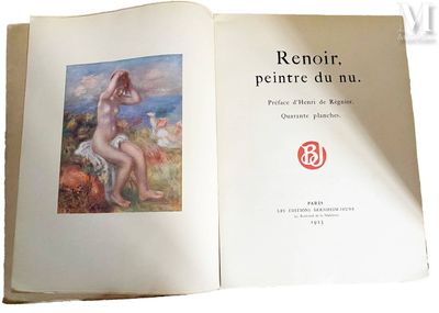 un livre ouvert sur lequel figure l'image d'une femme nue