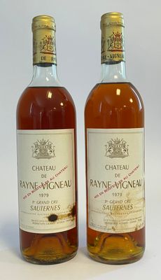 deux bouteilles de vin posées l'une à côté de l'autre sur une surface blanche