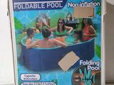 une boîte en carton sur laquelle figure la photo d'un groupe de personnes dans une piscine