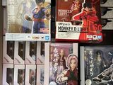 une boîte remplie de figurines exposées