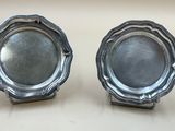 une paire de plats argentés sur des socles