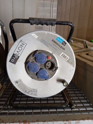 une machine posée sur une étagère
