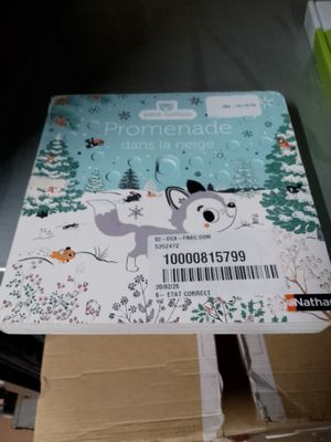 une boîte sur laquelle est représenté un chien