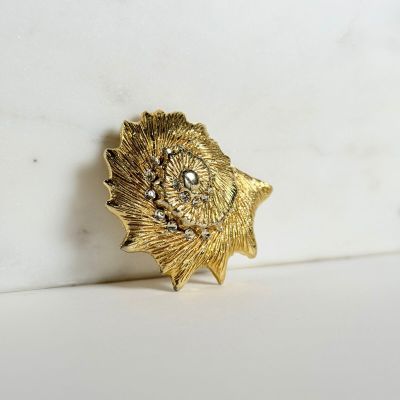 GIANFRANCO FERRÉ, broche escargot métal doré et strass.