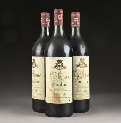 trois bouteilles de vin posées sur une table l'une à côté de l'autre