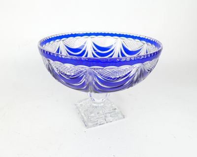 bol en verre violet et bleu posé sur un socle transparent