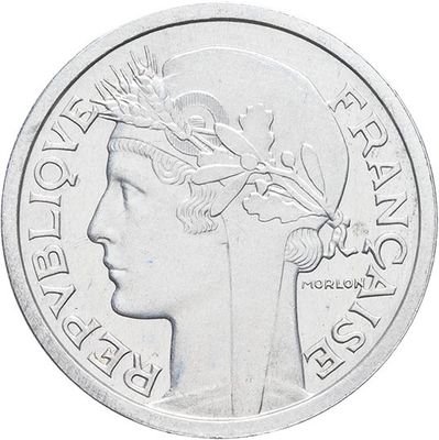 gros plan d'une pièce de monnaie sur laquelle figure un visage de femme