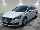 la voiture blanche est garée sur un carrelage à carreaux