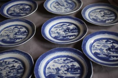 de nombreuses assiettes bleues et blanches posées sur une table