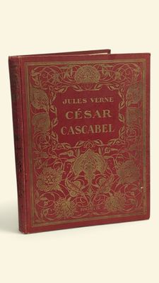 un vieux livre à la couverture rouge posé sur une surface blanche