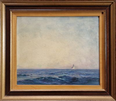 une peinture à l'huile représentant un voilier en mer par temps nuageux