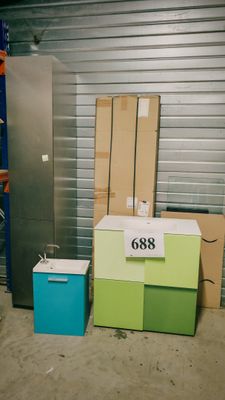 une multitude de cartons dans un local de stockage