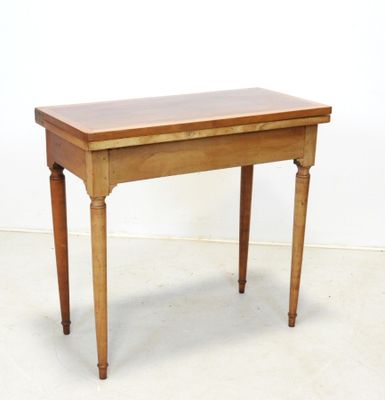une petite table avec un plateau en bois sur un sol blanc