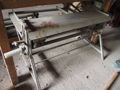 une machine posée sur le sol d'une pièce