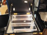 une vitrine qui contient de nombreux objets