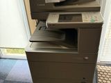 une imprimante posée sur un bureau