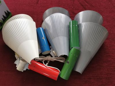 tout un tas d'objets posés sur une table