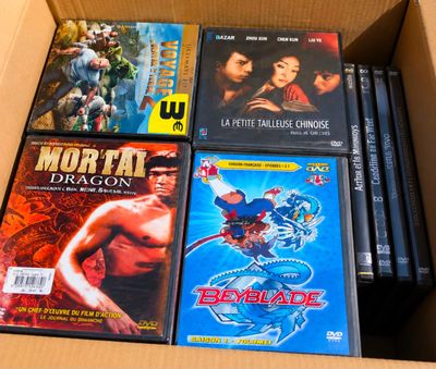 plusieurs DVD dans un coffret, posés sur une table