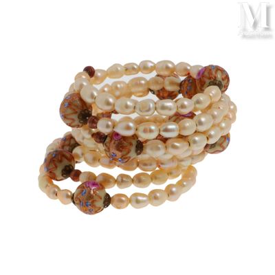 un bracelet orné de perles et d'une perle sur fond blanc