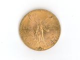 une pièce d'or avec l'image d'une femme dessus