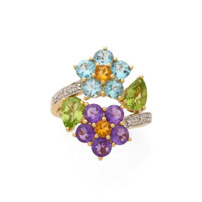 BAGUE ornée d'un dessin floral retenant des topazes, des amé…