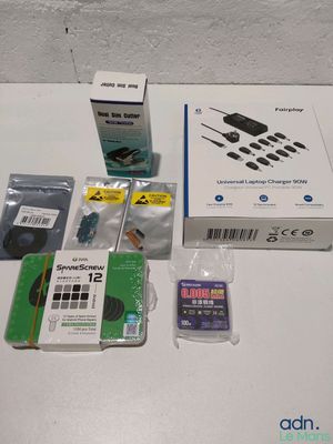une boîte contenant des appareils électroniques posée sur une table à côté d'une boîte de piles