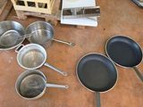 de nombreuses casseroles et poêles qui traînent par terre