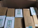 de nombreux cartons contenant des appareils électroniques, rangés dans un carton
