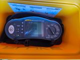 une boîte jaune contenant un appareil numérique