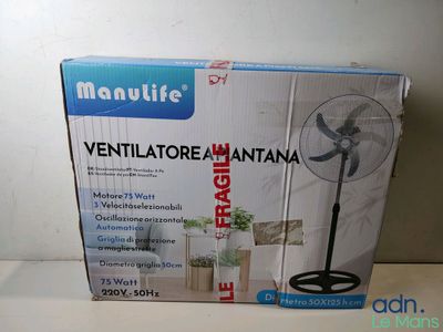 une boîte contenant un ventilateur et un ventilateur posé sur une table