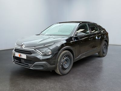 une voiture noire garée dans une pièce au sol noir
